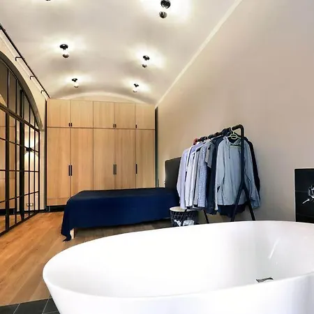 Design Loft 2 Minutes To Wenceslas Square شقة *