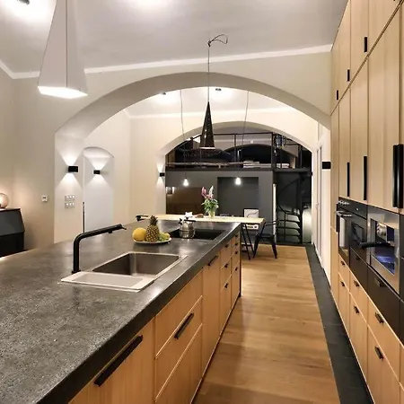 Design Loft 2 Minutes To Wenceslas Square شقة *