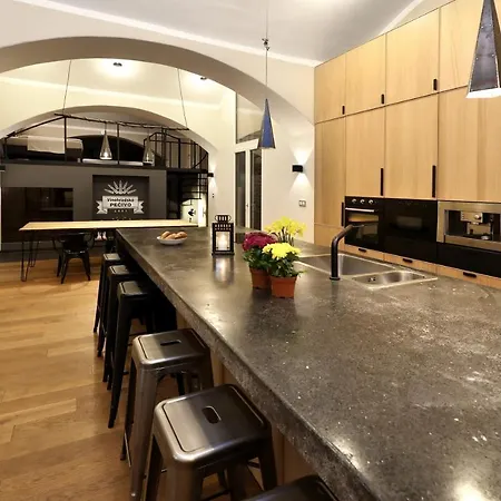 Design Loft 2 Minutes To Wenceslas Square شقة *